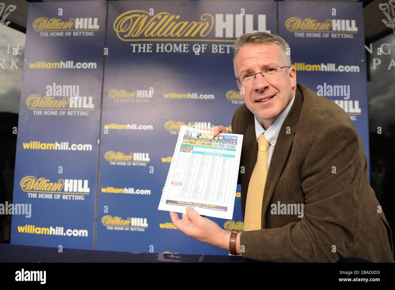 Steve Blight, Gewinner des letzten "The Jumps"-Coupons von William Hill, posiert für ein Foto mit diesem Jahrescoupon im Lingfield Park Stockfoto