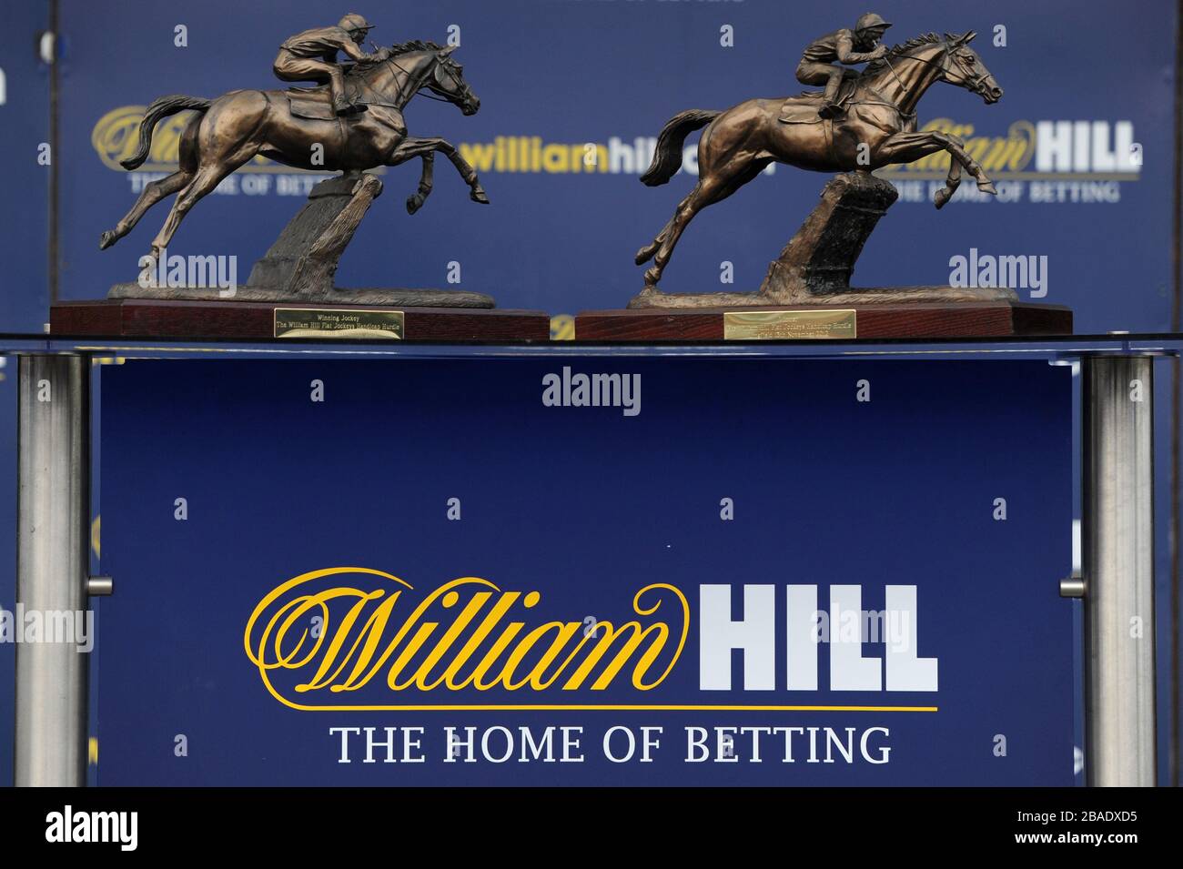 Ein allgemeiner Blick auf den Präsentationsbereich von William Hill mit Champagner und Trophäen, bereit für die Gewinner der Handicap-Hürde von William Hill "Flat Jockeys" Stockfoto