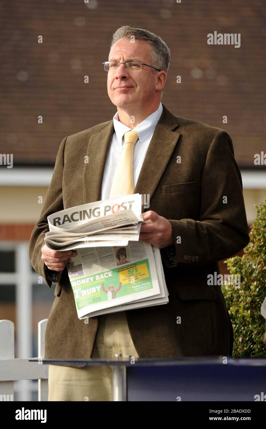 Steve Blight, Gewinner des letzten Coupons von William Hill "The Jumps", wird auf die Präsentationsplattform im Lingfield Park eingeladen, um an dem Tagesverfahren teilzunehmen Stockfoto
