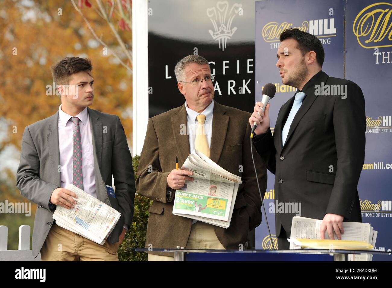 Steve Blight, Gewinner des letzten William Hill Coupons "The Jumps" (zweite links), wird auf die Präsentationsplattform im Lingfield Park eingeladen, um an den Tagesverhandlungen teilzunehmen Stockfoto