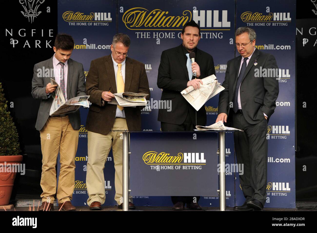 Steve Blight, Gewinner des letzten William Hill Coupons "The Jumps" (zweite links), wird auf die Präsentationsplattform im Lingfield Park eingeladen, um an den Tagesverhandlungen teilzunehmen Stockfoto