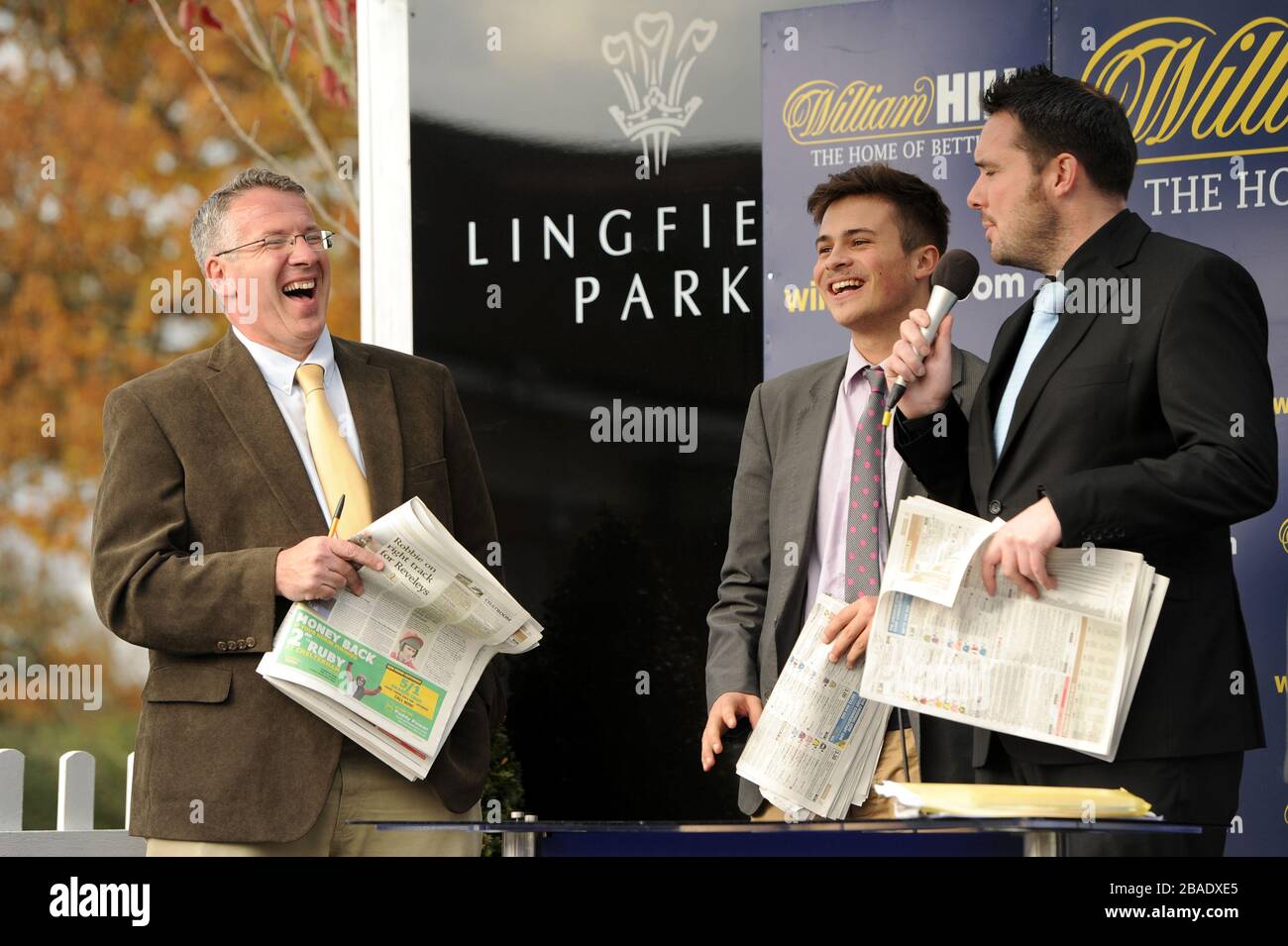 Steve Blight, Gewinner des letzten Coupons "The Jumps" (links) von William Hill, wird auf die Präsentationsplattform im Lingfield Park eingeladen, um an den Tagesprozessen teilzunehmen Stockfoto