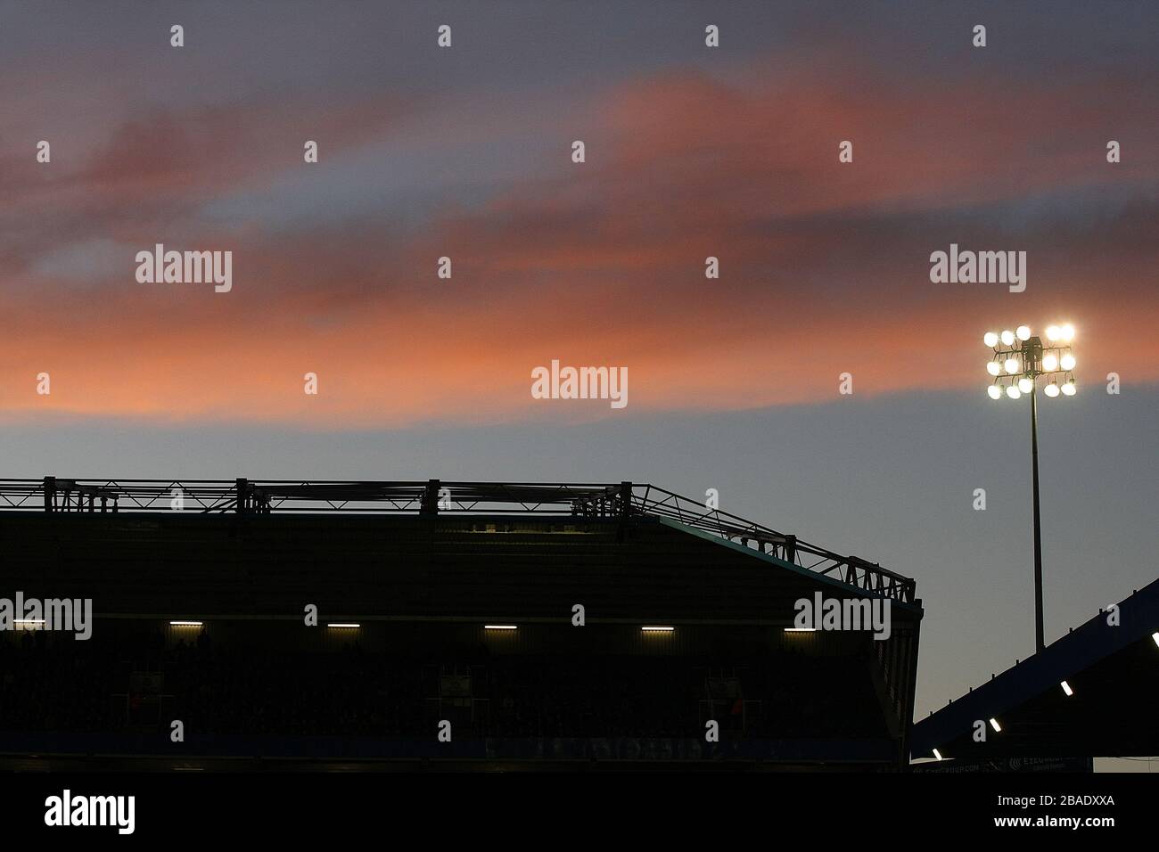 Während des Spiels zwischen Birmingham City und Hull City geht die Sonne über das Stadion Stockfoto