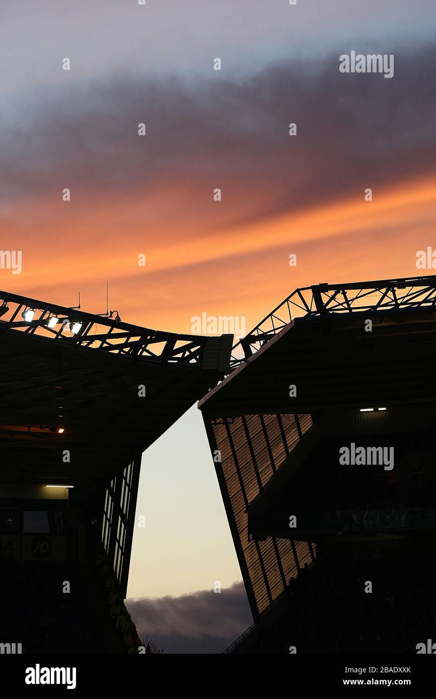 Während des Spiels zwischen Birmingham City und Hull City geht die Sonne über das Stadion Stockfoto