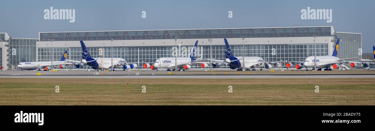 München, Deutschland - 27. März. 2020: Wegen der Koronakrise wurden die Flugzeuge der Lufthansa am Flughafen München außer Dienst gestellt Stockfoto