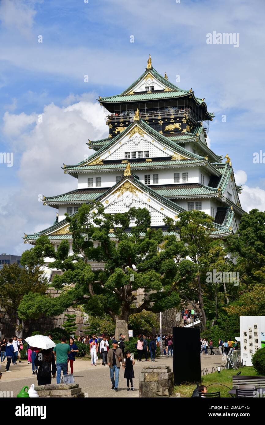 Osaka, Japan-Oktober 2019; Osaka Castle ist eine japanische Burg in Chūō-ku, Osaka, Japan. Das Schloss ist eines der berühmtesten Wahrzeichen Japans und es spielt Stockfoto