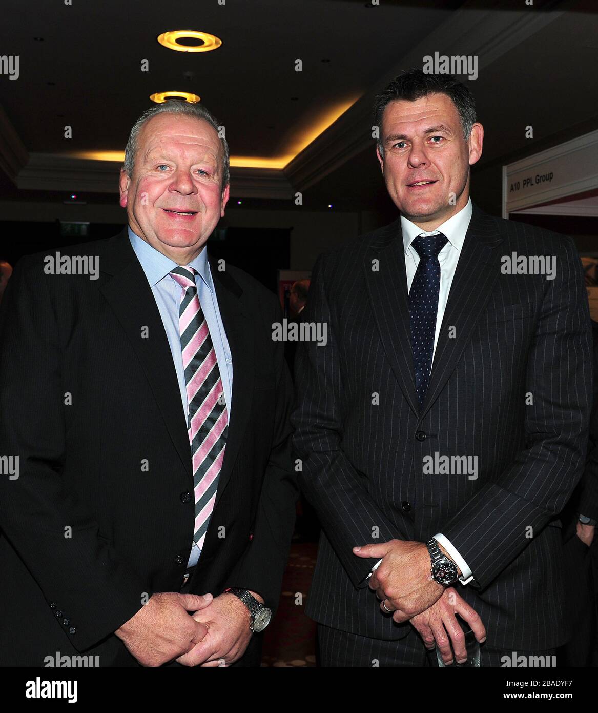 Gewinner des hervorragenden Beitrags zum Rugby Bill Beaumont CBE (l) mit seiner Plakette bei den Rugby Expo Awards 2012 und Abendessen im LIVE Room, Twickenham. Stockfoto