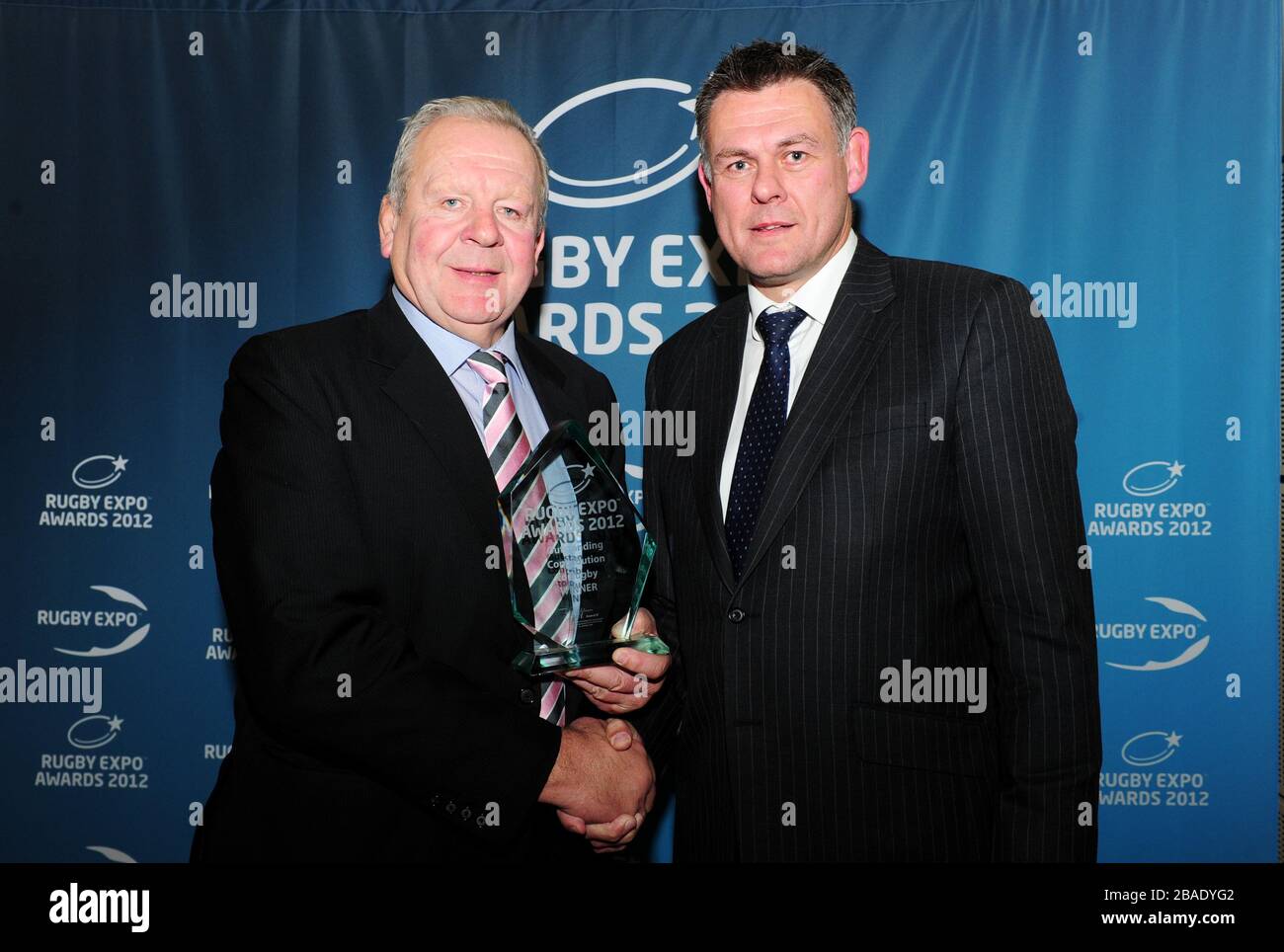 Gewinner des hervorragenden Beitrags zum Rugby Bill Beaumont CBE (l) mit seiner Plakette bei den Rugby Expo Awards 2012 und Abendessen im LIVE Room, Twickenham. Stockfoto