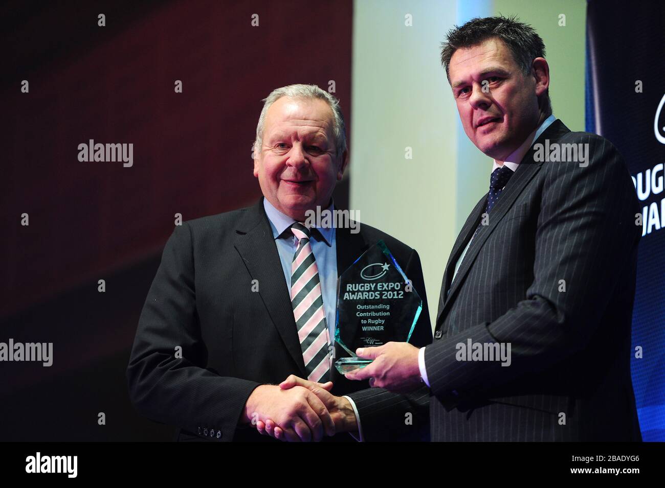 Gewinner des hervorragenden Beitrags zum Rugby Bill Beaumont CBE (l) mit seiner Plakette bei den Rugby Expo Awards 2012 und Abendessen im LIVE Room, Twickenham. Stockfoto