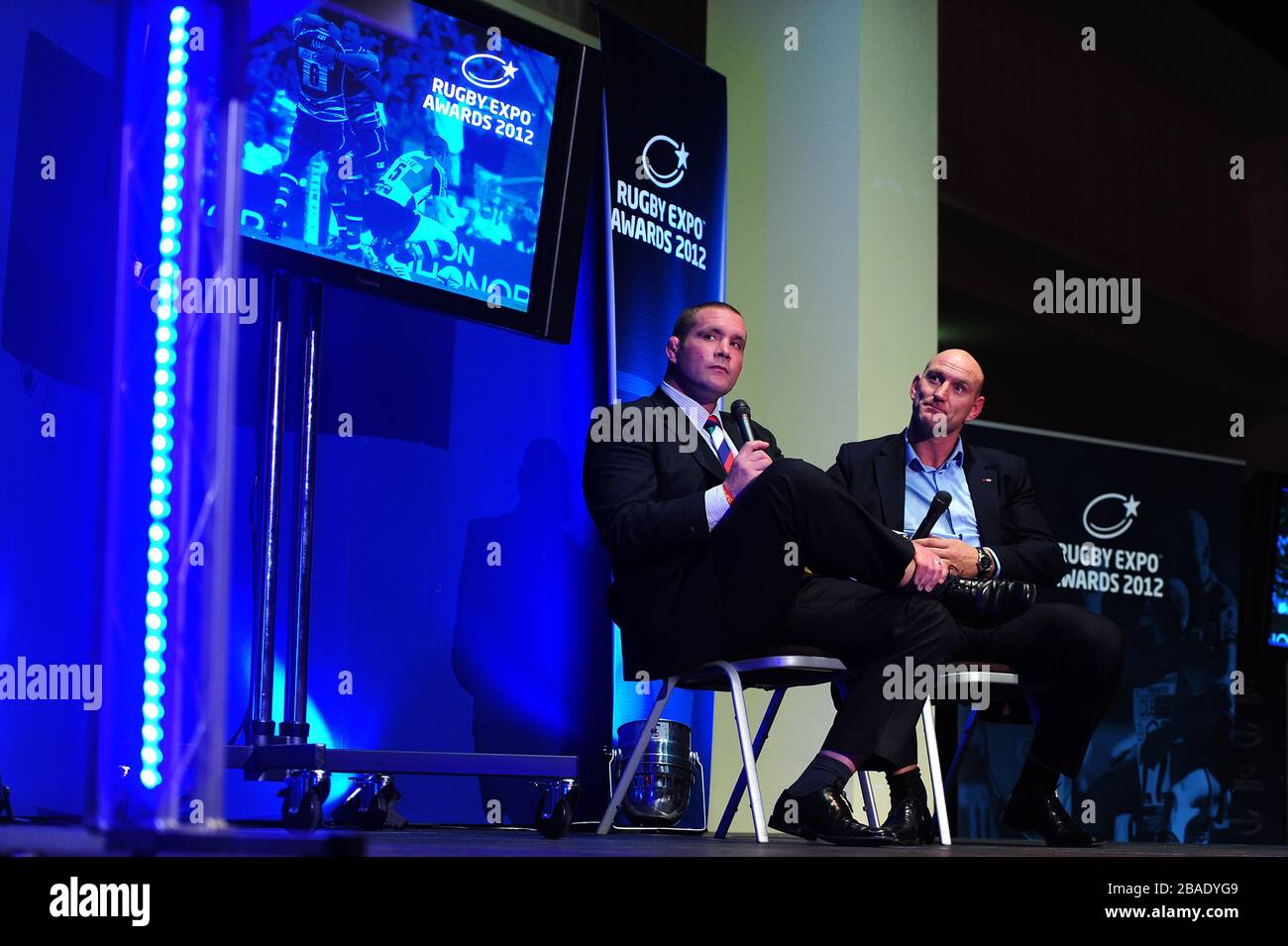 Phil Vickery und Lawrence Dallaglio auf der Bühne bei den Rugby Expo Awards 2012 und Abendessen im LIVE Room, Twickenham. Stockfoto