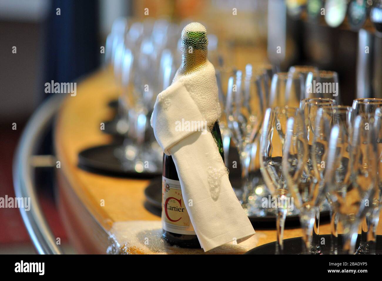 Champagner wird im Blue Square Bet Hospitality Zelt bei Lingfield Races nicht gekorkt Stockfoto