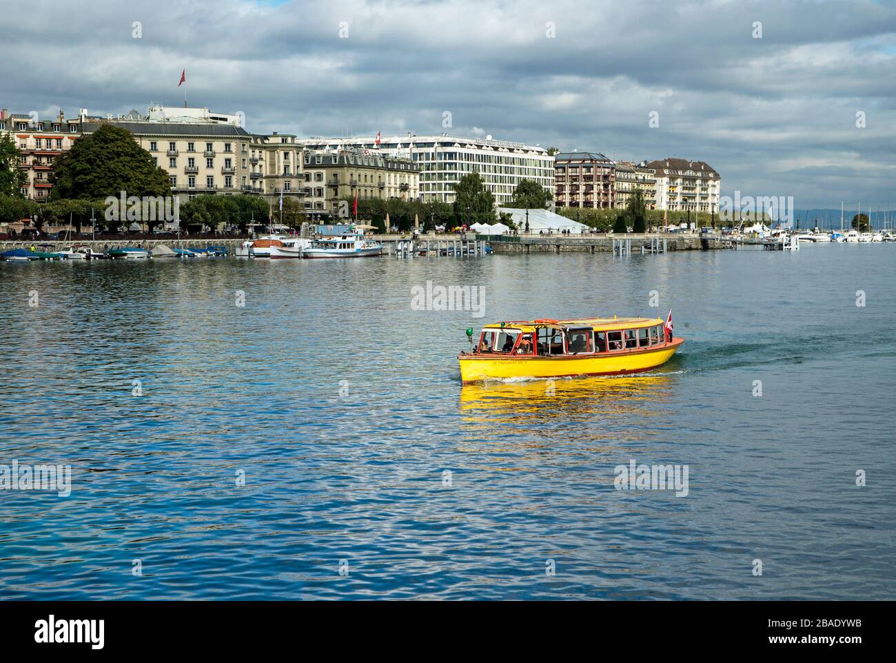 Genf und der Genfersee in der Schweiz. Genf ist die zweitbevölkerungsreichste Stadt der Schweiz und liegt am Ufer des Genfersee, einem beliebten Ferienort Stockfoto