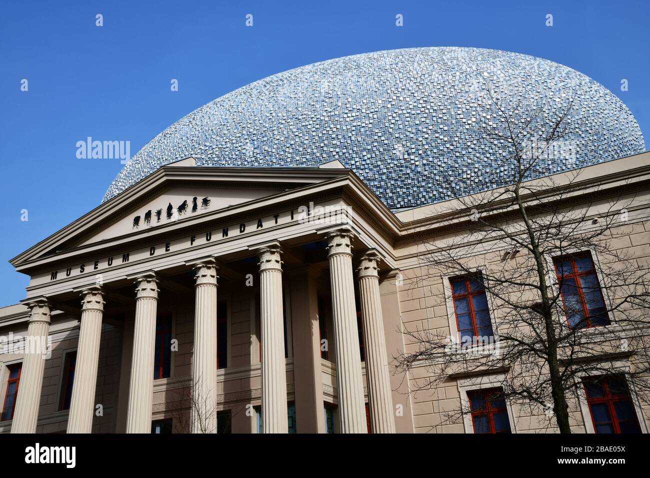 Zwolle, die Netherlands-Februar 2020; Tiefwinkelansicht des eiförmigen Dachs des Museum de Fundatie, einem Museum für bildende Kunst in Zwolle, Niederlande. M Stockfoto