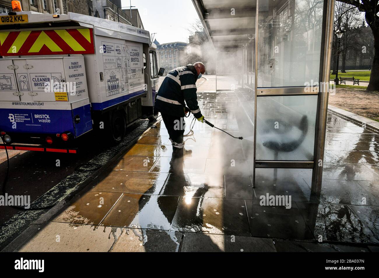 Arbeiter des Bristol City Centre Business Improvement District (BID) reinigen die öffentlichen Bereiche mit hohem Kontakt rund um Park Street und College Green, Bristol mit heißem Wasser mit Desinfektionsmittel und einem Hochdruckschlauch, da Großbritannien weiterhin in Sperrungen ist, um die Ausbreitung des Coronavirus einzudämmen. Die Reinigungsopertaion konzentriert sich auf Oberflächen, die einen hohen Kontakt mit der Öffentlichkeit haben. Stockfoto