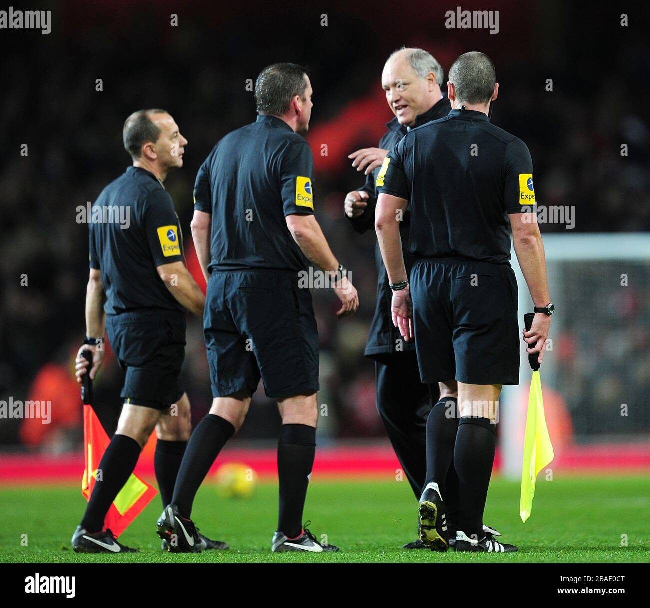 Fulham-Manager Martin Jol (zweite rechts) spricht nach dem Schlusspfiff mit Matchschiedsrichter Phil Dowd (zweite links) Stockfoto