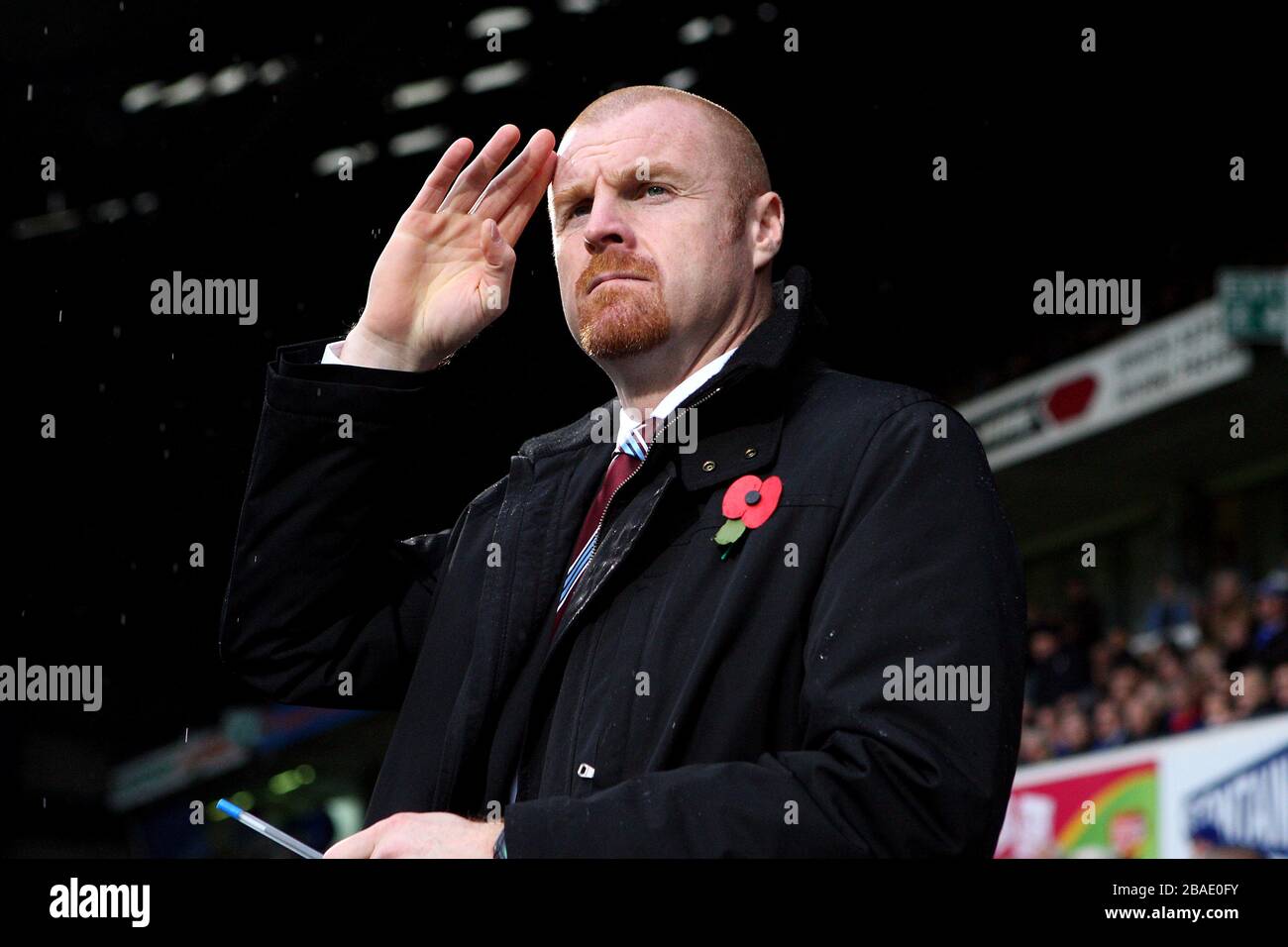 Burnleys Manager Sean Dyche begrüßt die Menge, während er seinen Platz auf der Touchline einnimmt Stockfoto