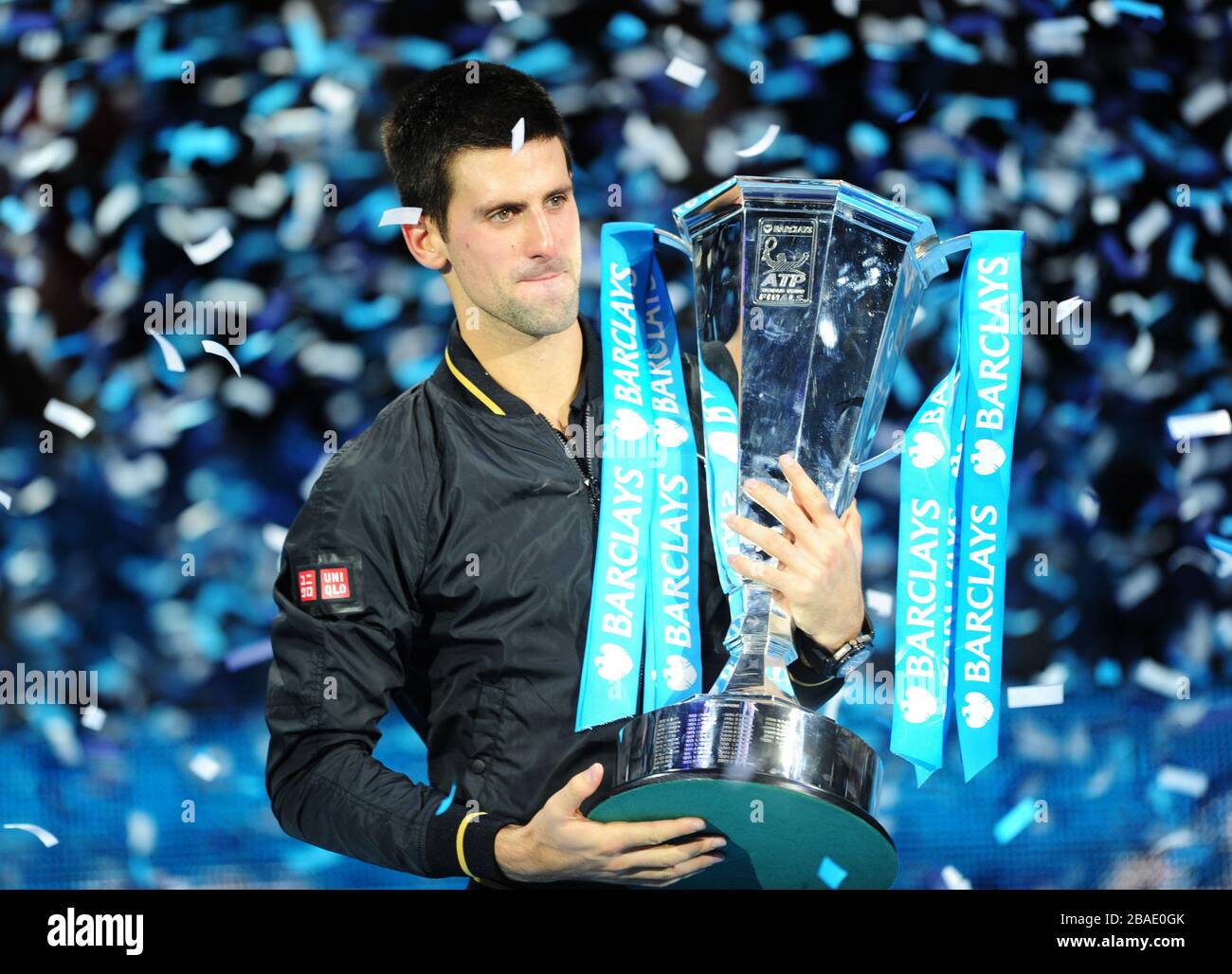 Serbiens Novak Djokovic feiert mit dem Pokal, nachdem er den Schweizer Roger Federer besiegt hat Stockfoto