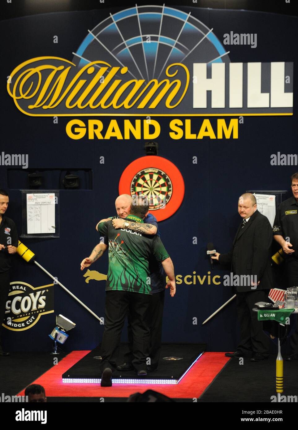 Andy Hamilton (mit Blick) feiert seinen Sieg über Brendan Dolan. Stockfoto