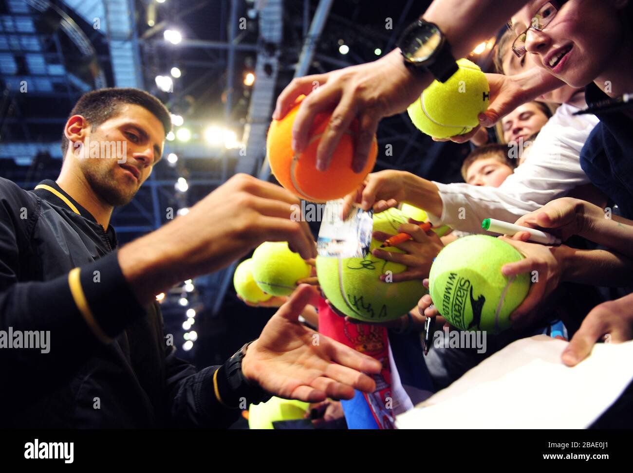 Sieger der ATP World Tour Finals, Serbiens Novak Djokovic meldet nach dem Spiel Autogramme für Fans Stockfoto