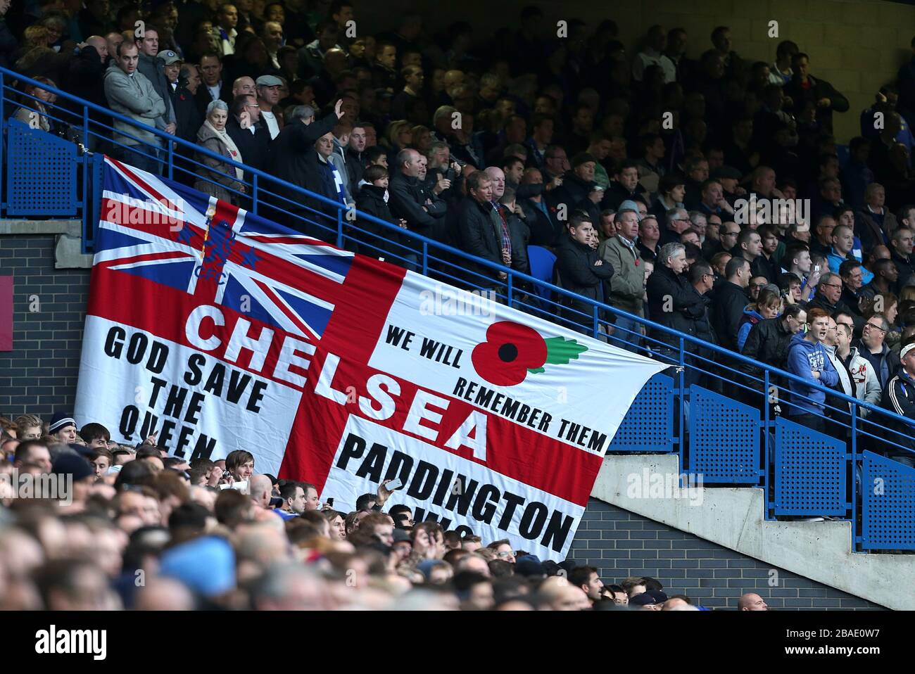 Allgemeine Ansicht eines Banners an der Stamford Bridge, das am Sonntag der Erinnerung "wir werden uns an sie erinnern" liest Stockfoto