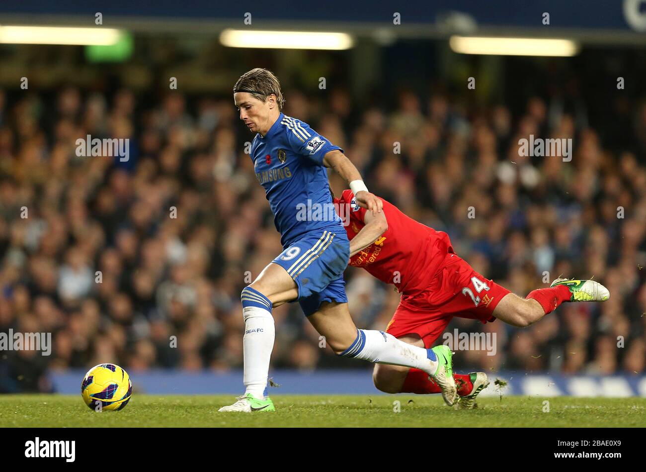 Liverpools Joe allen (zurück) nimmt einen Tumble, nachdem er mit Chelseas Fernando Torres um den Ball gekämpft hat Stockfoto