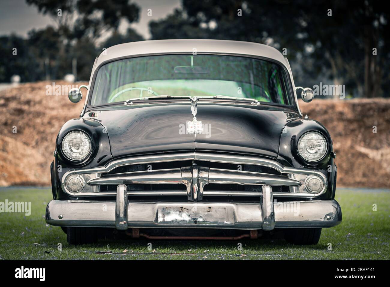 Adelaide, Australien - 29. März 2015: 1954 Dodge Coronet Custom parkte auf dem Gelände während der Autoschau, Vorderansicht Stockfoto