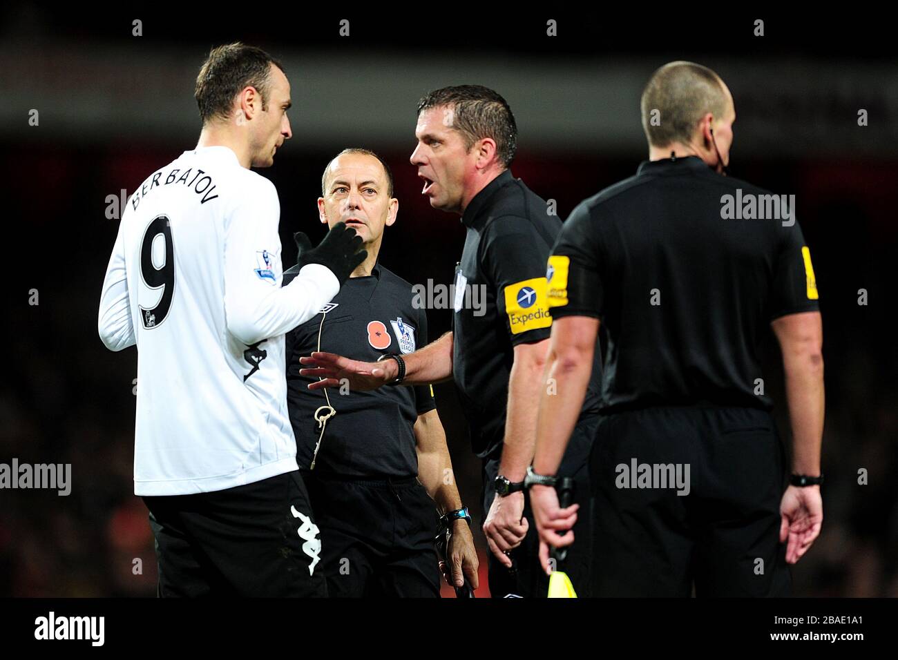 Fulhams Dimitar Berbatov (links) spricht mit Schiedsrichter Phil Dowd (Mitte) Stockfoto
