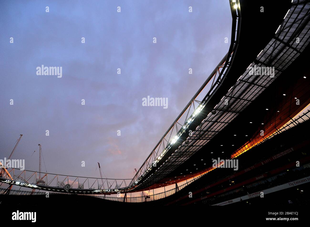 Allgemeiner Blick auf das Emirates-Stadion, während die Sonne untergeht Stockfoto
