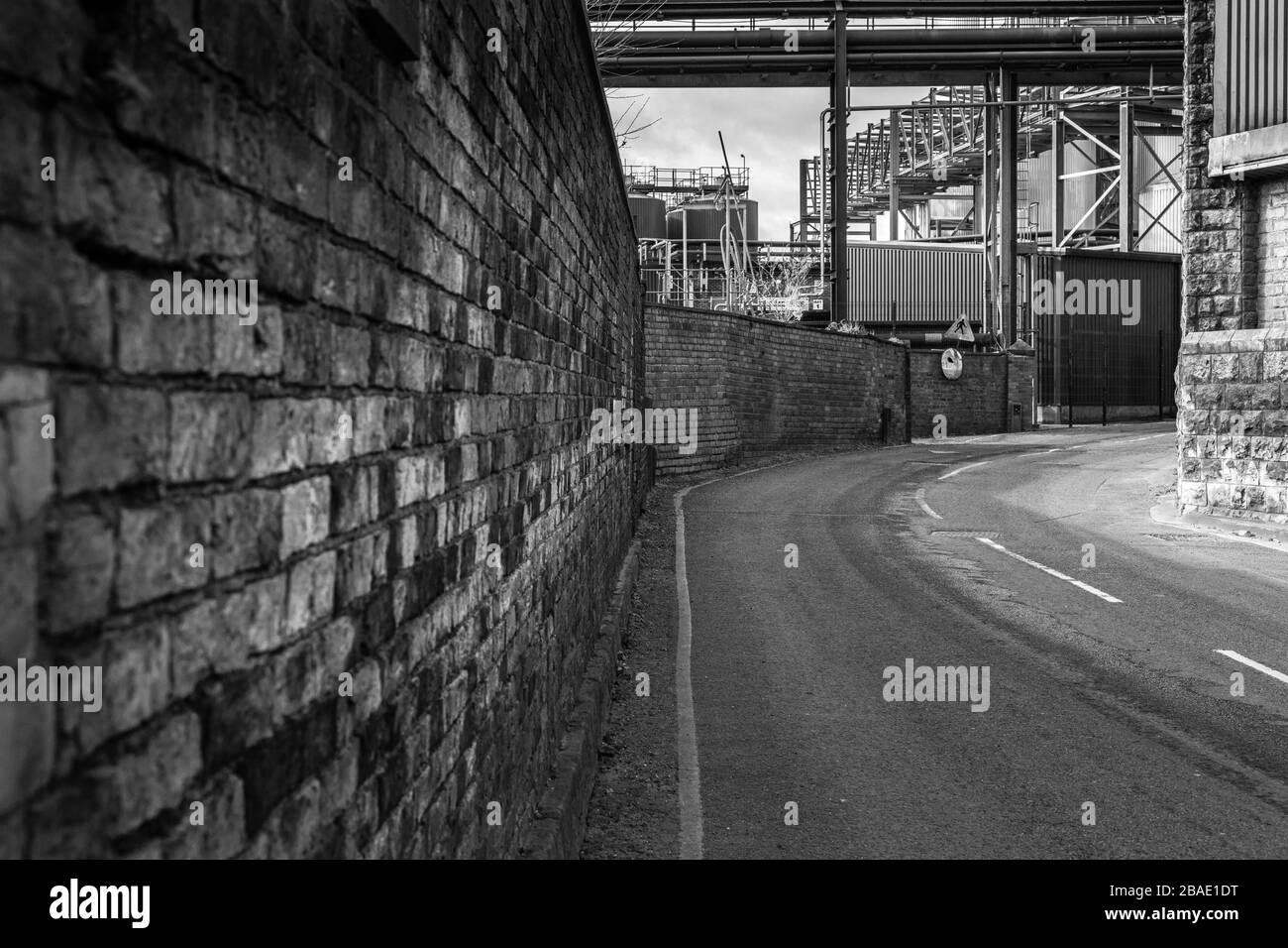 Biegen Sie rechts auf die alte Straße ab. Stockfoto