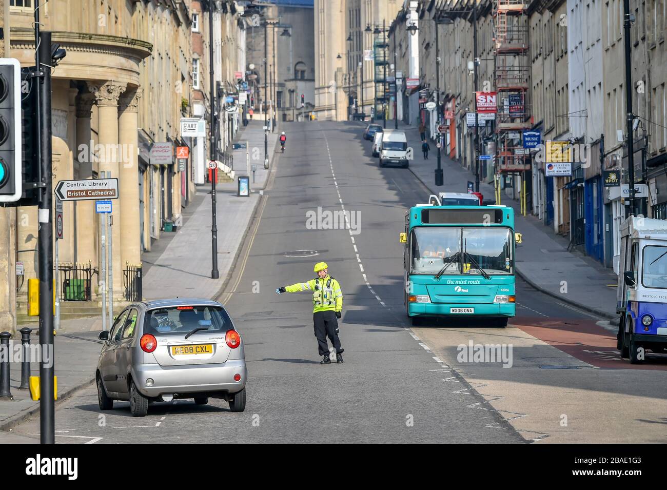 Die Polizei stoppt Autofahrer, während sie auf der Park Street, Bristol fahren, wo stichprobenartige Kontrollen auf wichtigen Reisen stattfinden, während Großbritannien weiterhin in Sperrungen fährt, um die Ausbreitung des Coronavirus einzudämmen. Stockfoto