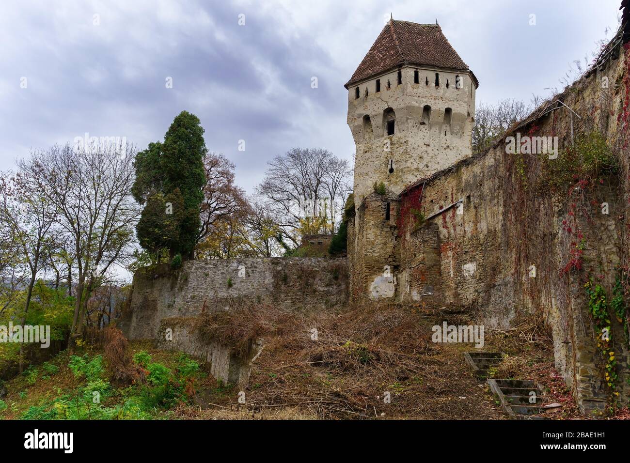 Mittelalterlichen Wänden von Sighisoara unter natürlichen Herbstfarben Stockfoto