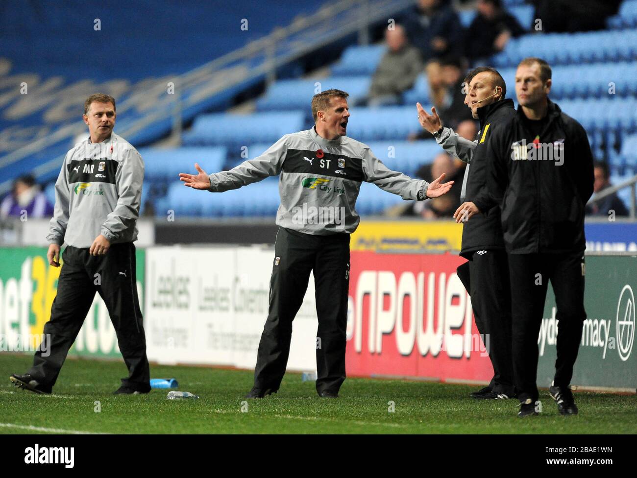 Coventry City-Trainer Steve Taylor hat Worte mit dem vierten Funktionär Stockfoto