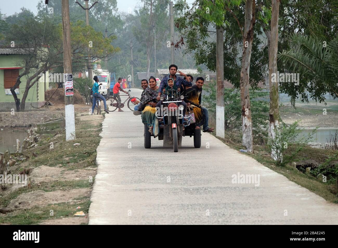 Indische Tricycle Motor Rikshaw mit Passagier, Kumrokhali, Westbengalen Stockfoto