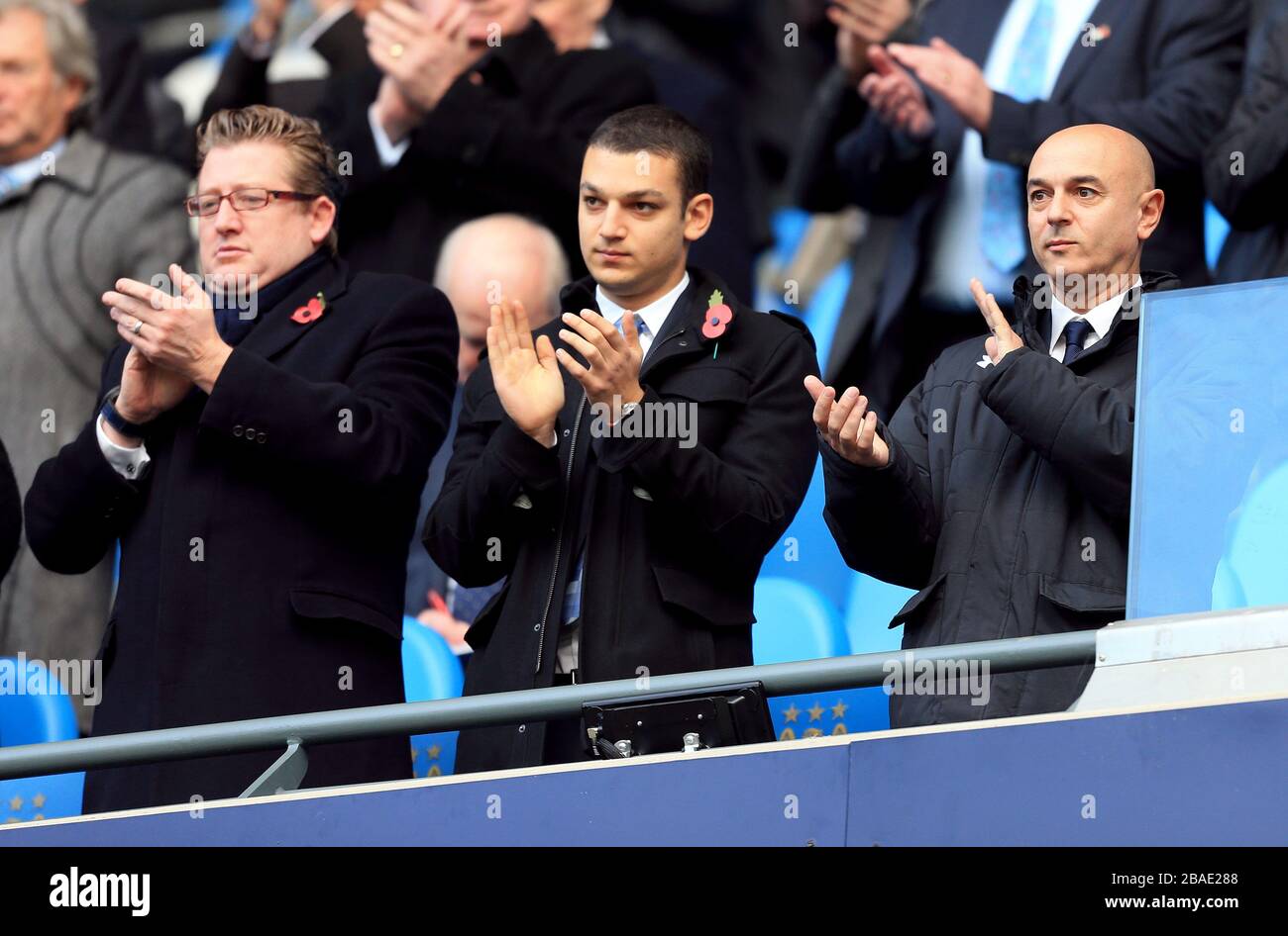 Der Vorsitzende von Tottenham Hotspur, Daniel Levy (rechts), steht auf der Tribüne Stockfoto