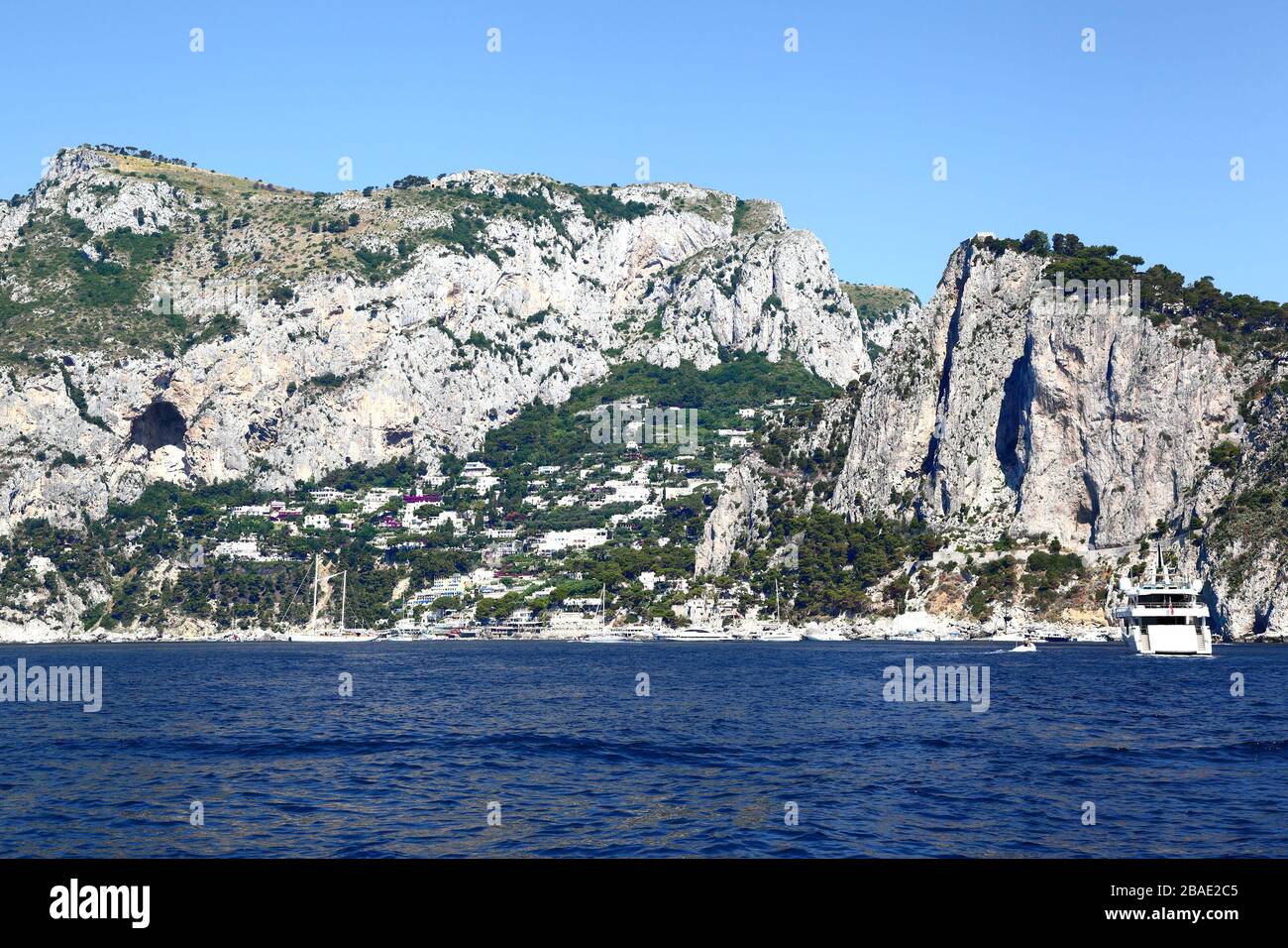 Capri, Italien: Blick vom Meer auf die Insel. Stockfoto