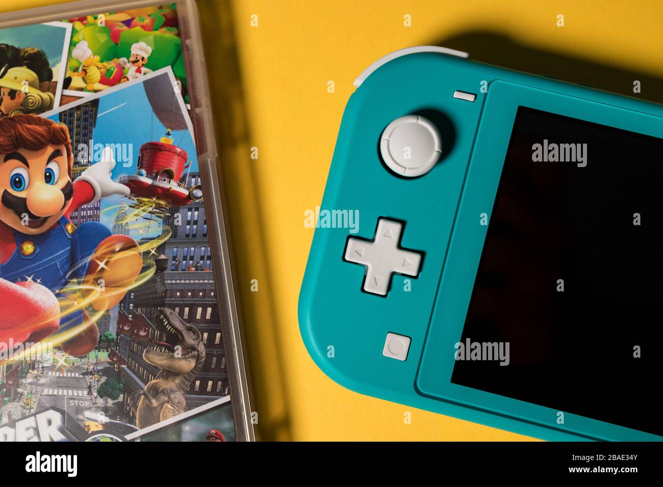 LONDON - 12. MÄRZ 2020: Tragbare Videospielkonsole Nintendo Switch Lite Stockfoto