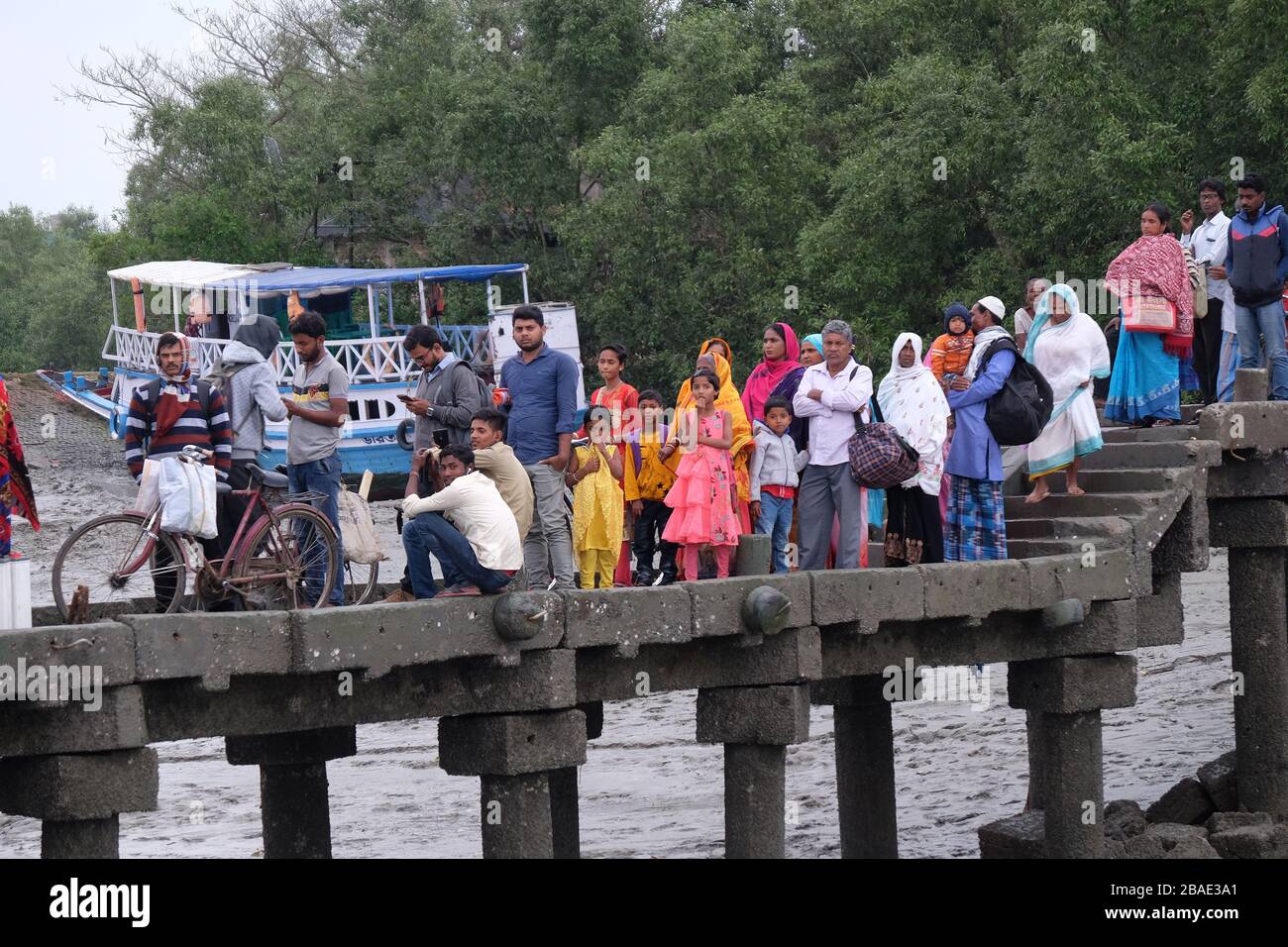 Passagiere warten Ihre Fähre in den Sundarbans board, West Bengal, Indien Stockfoto
