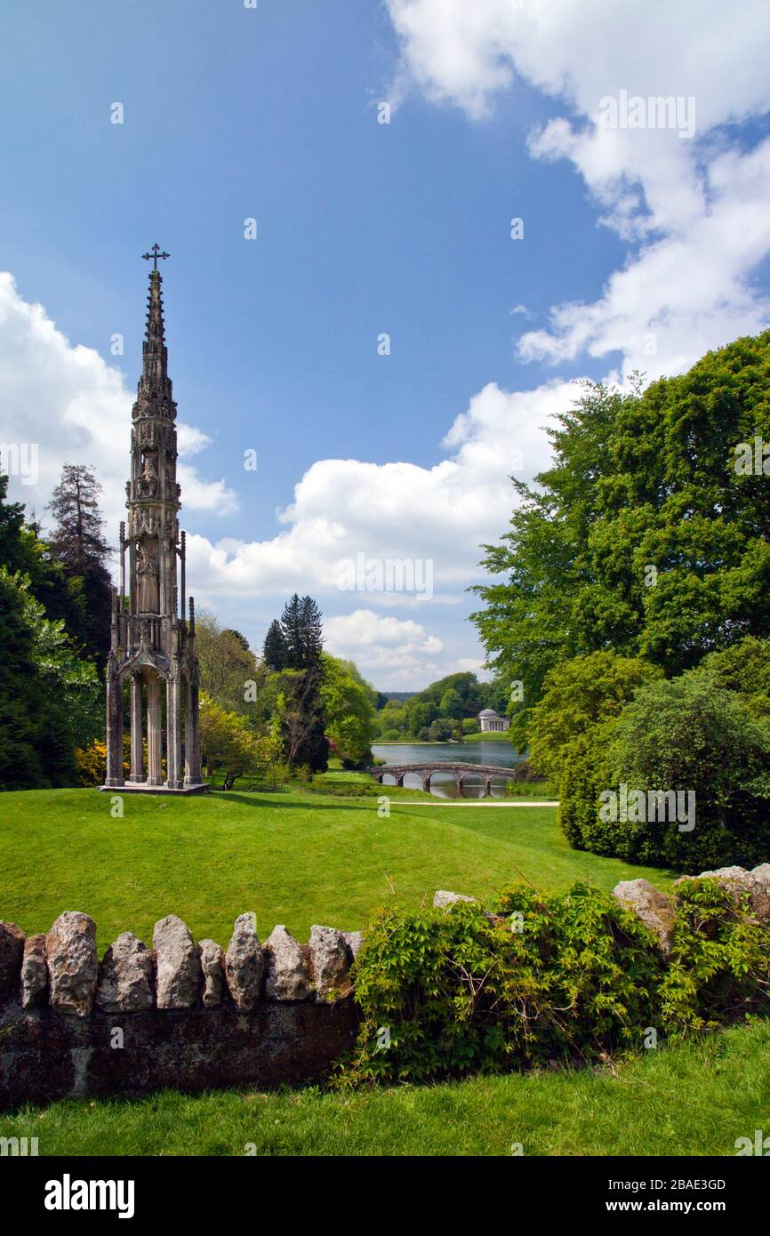 Das historische Bristol Cross blickt auf den See und die Palladian Bridge am Eingang zu Stourhead Gardens, Wiltshire, England, Großbritannien Stockfoto