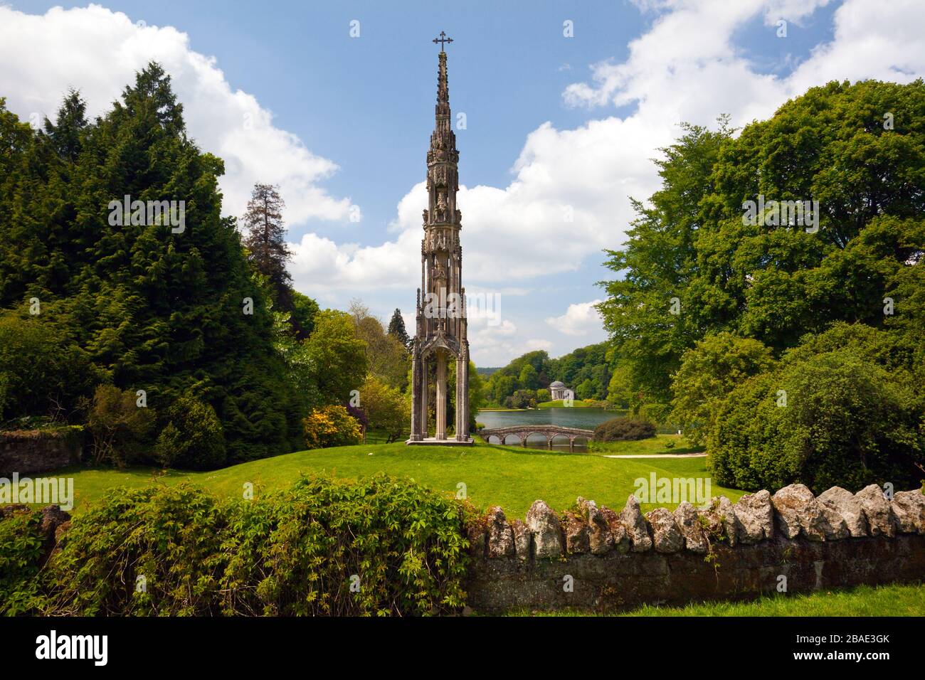 Das historische Bristol Cross blickt auf den See und die Palladian Bridge am Eingang zu Stourhead Gardens, Wiltshire, England, Großbritannien Stockfoto