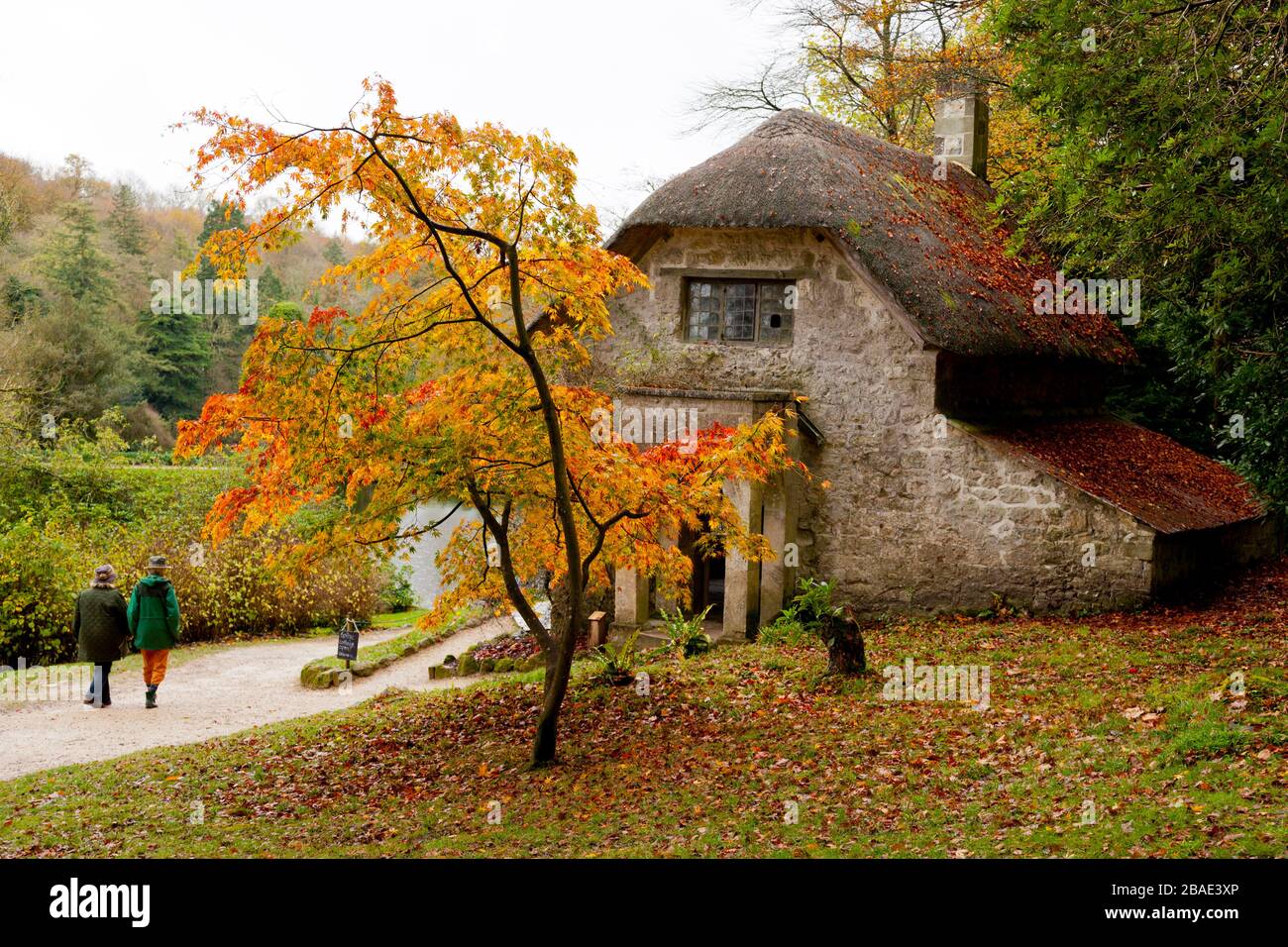 Herbstfarbe außerhalb des Gothic Cottage in Stourhead Gardens, Wiltshire, England, Großbritannien Stockfoto