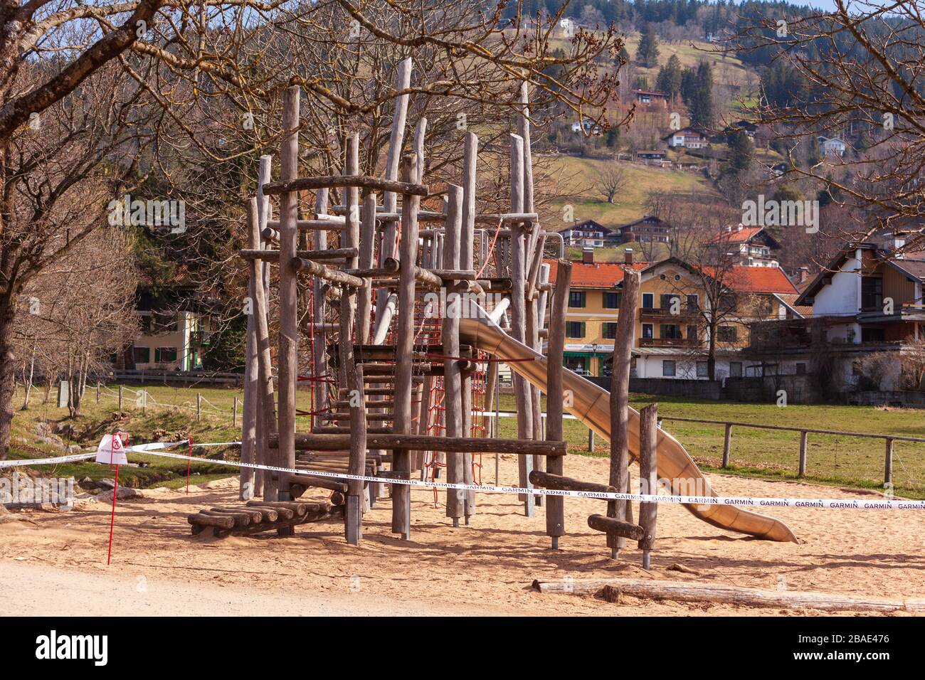 Schliersee, Deutschland, Bayern 27.03.2020: Spielplatz wegen Coronavirus gesperrt Stockfoto