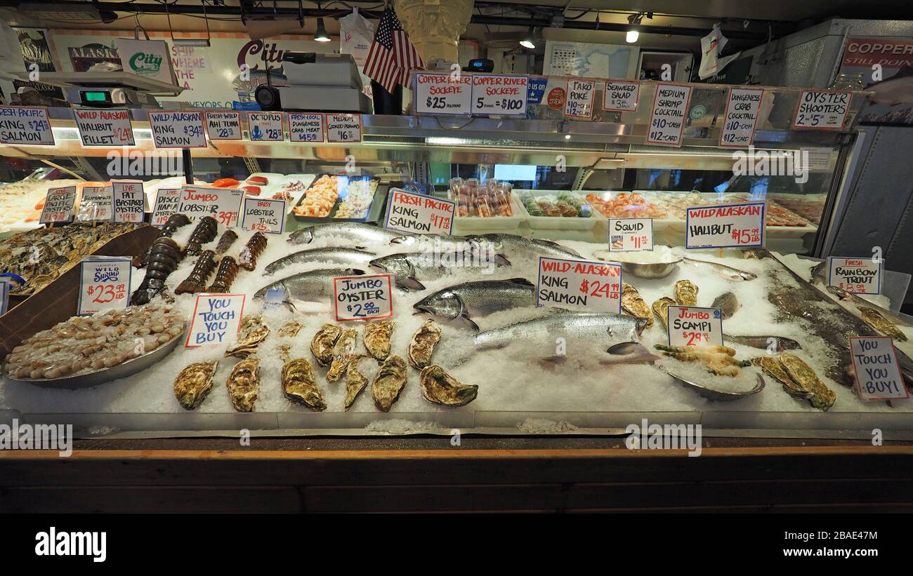 Seattle, Washington - 8. Februar 2018 - Pike Place Market am Ufer der Elliott Bay am übergiebelten Wintermorgen. Stockfoto