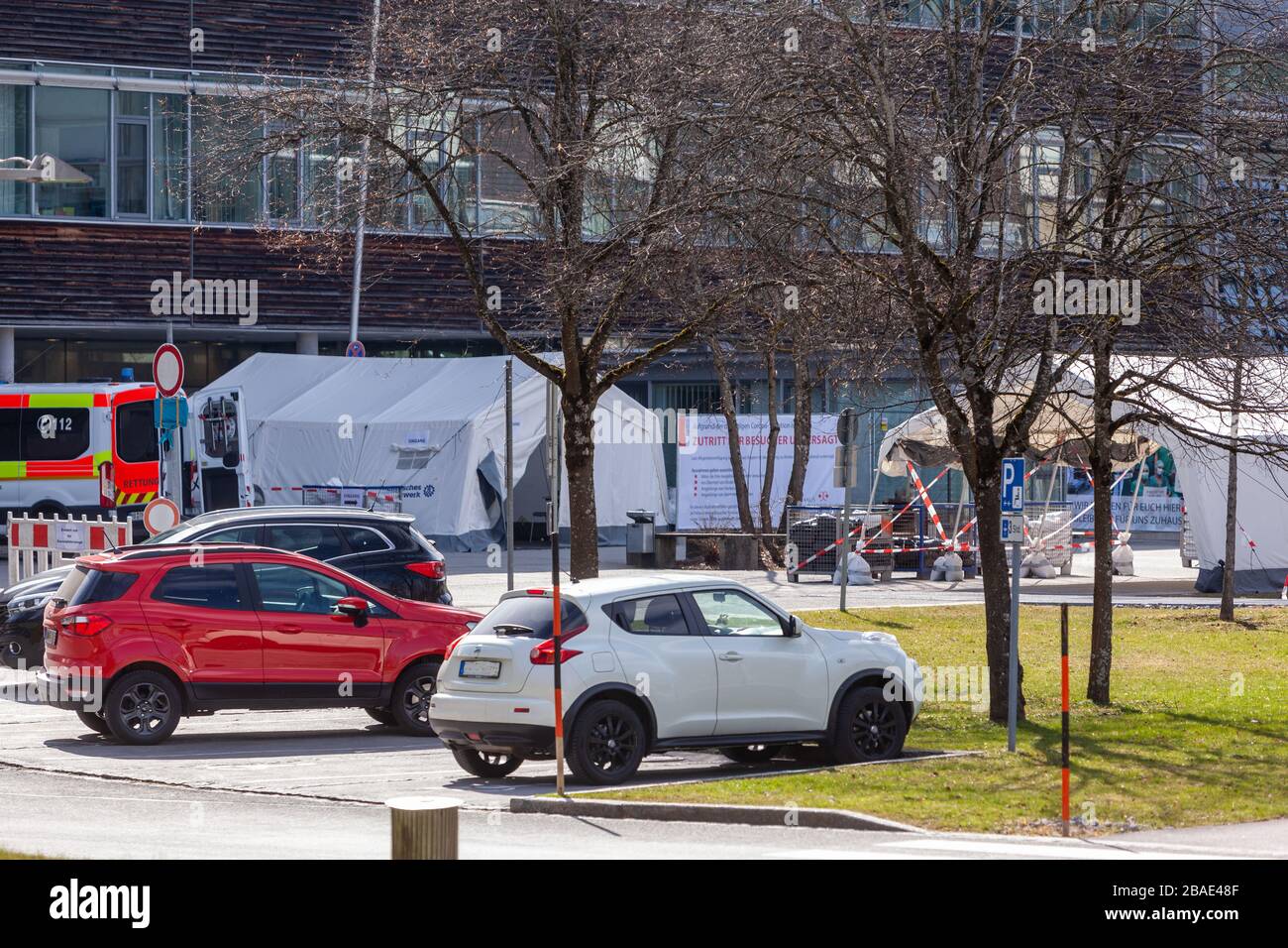 Hausham, Deutschland, Bayern 27.03.2020: Krankenhausvorplatz für Besucher gesperrt Stockfoto