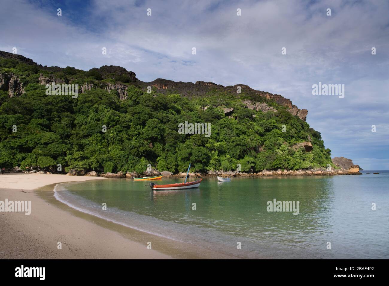 Indischer Ozean, Madagaskar, Nosy Hara, Strandszene mit Fischerbooten Stockfoto