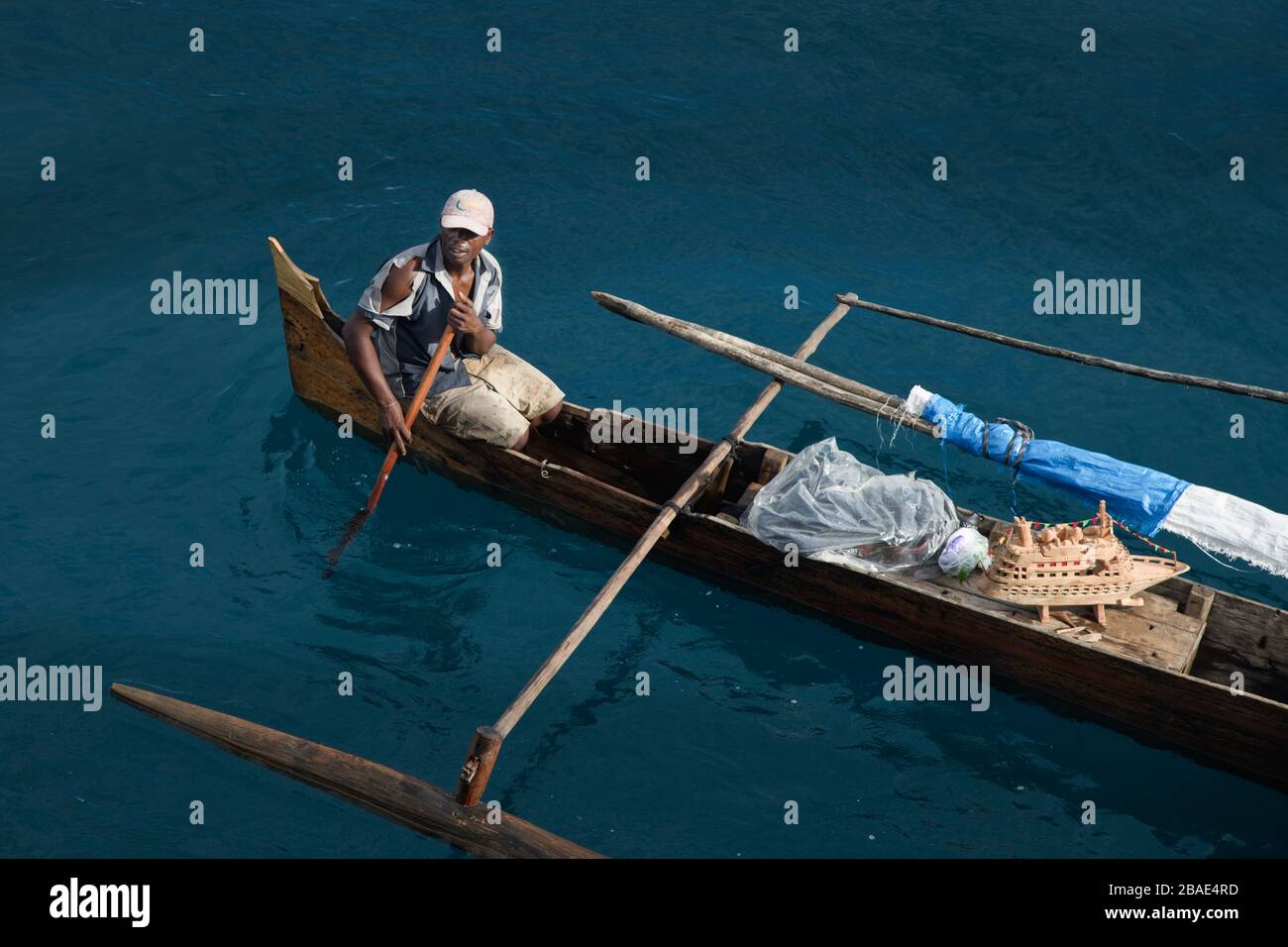 Indischer Ozean, Madagaskar, Nosy Tanikely, Anbieter im ausgegrabenen Kanu Stockfoto