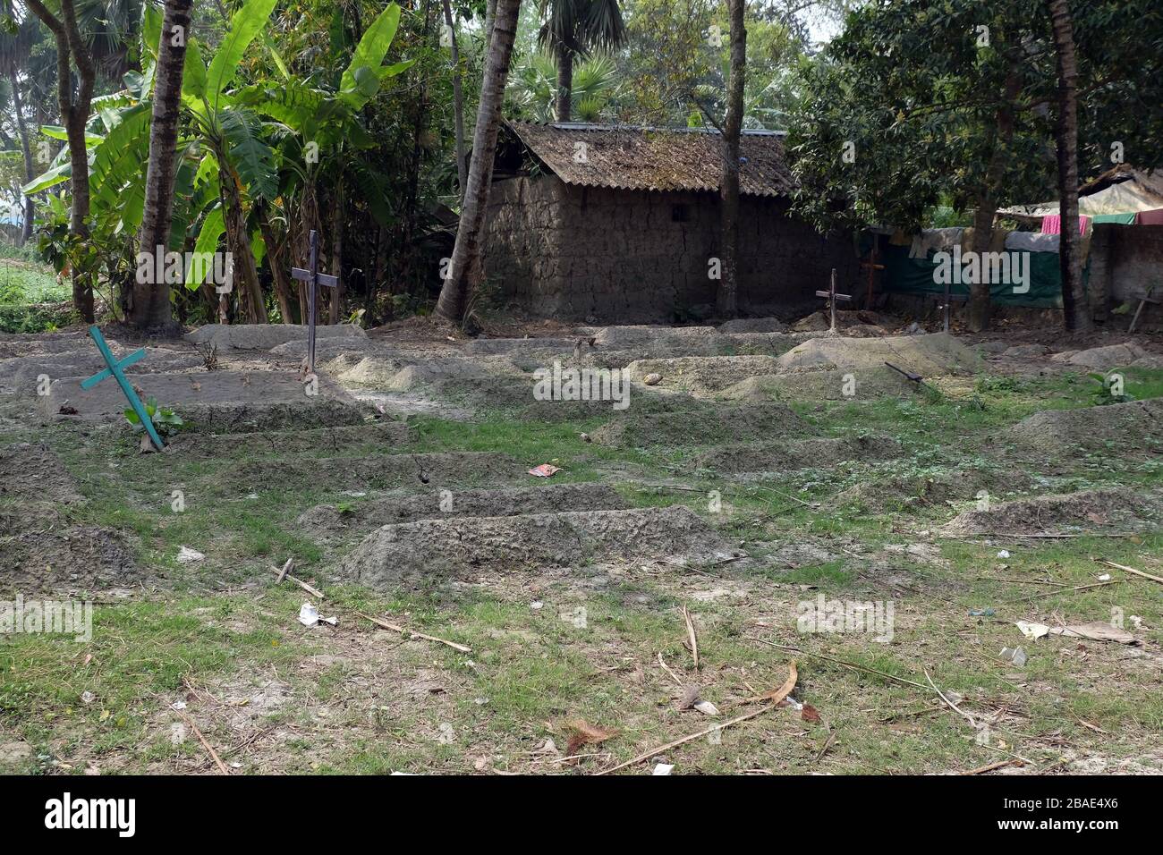 Friedhof hinter der katholischen Kirche von Chunakhali, Westbengalen, Indien Stockfoto