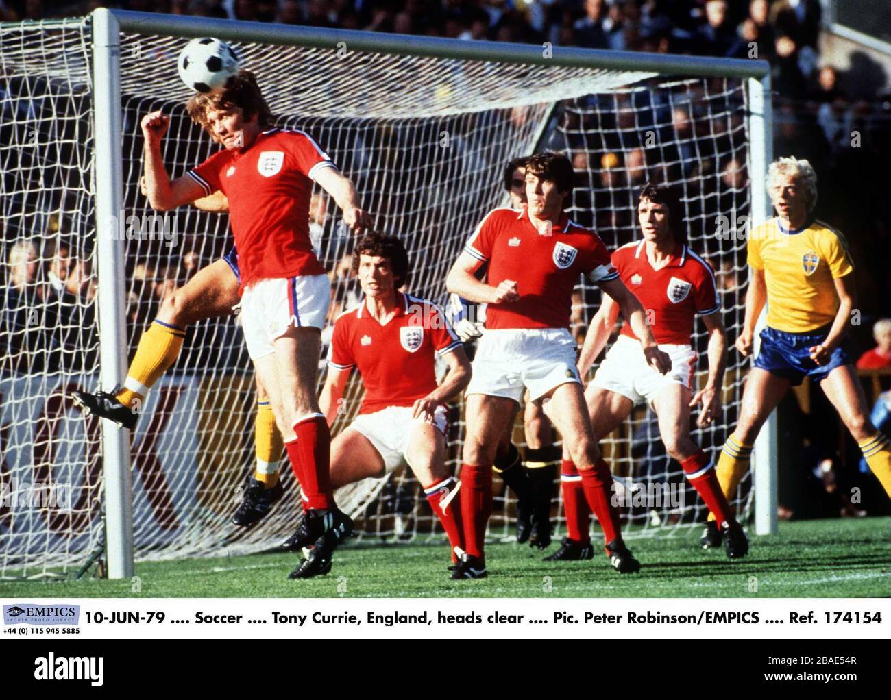 Tony Currie, England, Köpfe räumen den Ball, als Trevor Cherry, Emlyn Hughes, Dave Watson nachsehen Stockfoto