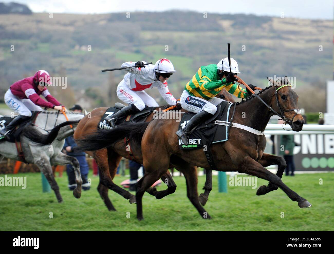 Auf der Rennbahn Cheltenham versammeln sich Menschenmassen zum Festival of Racing 2020, einem der letzten großen öffentlichen Treffen unter der Wolke des Coronavirus Covid-19 Stockfoto