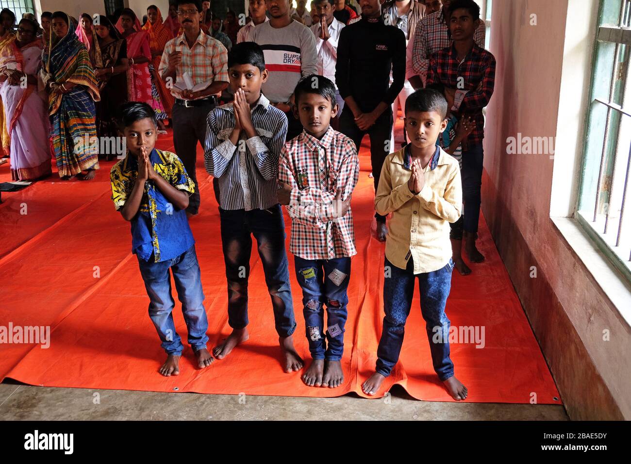 Kinder bei der Messe in einer Kirche in Chunakhali, Westbengalen, Indien Stockfoto