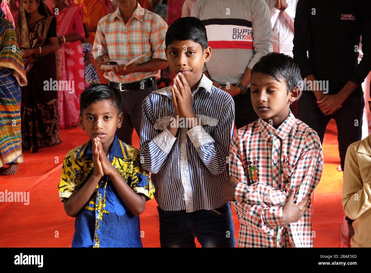 Kinder bei der Messe in einer Kirche in Chunakhali, Westbengalen, Indien Stockfoto